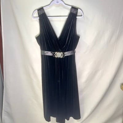 Scarlett Nite Woman Black Velvet Sleeveless Dress Size 18W - Thumbnail 3