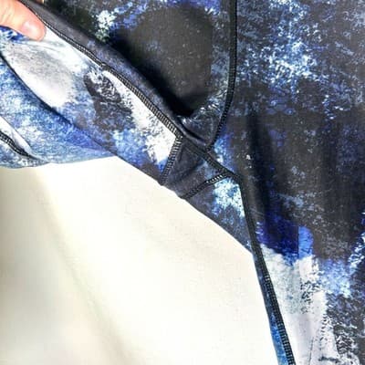 Adore Me High rise capri leggings blue black white abstract print medium - Thumbnail 5