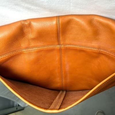 Le Donne Leather Messenger Bag, crafted from Colombian Vaquetta leather - Thumbnail 7