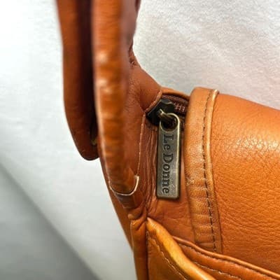 Le Donne Leather Messenger Bag, crafted from Colombian Vaquetta leather - Thumbnail 3