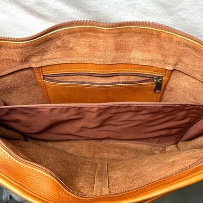 Le Donne Leather Messenger Bag, crafted from Colombian Vaquetta leather - Thumbnail 8