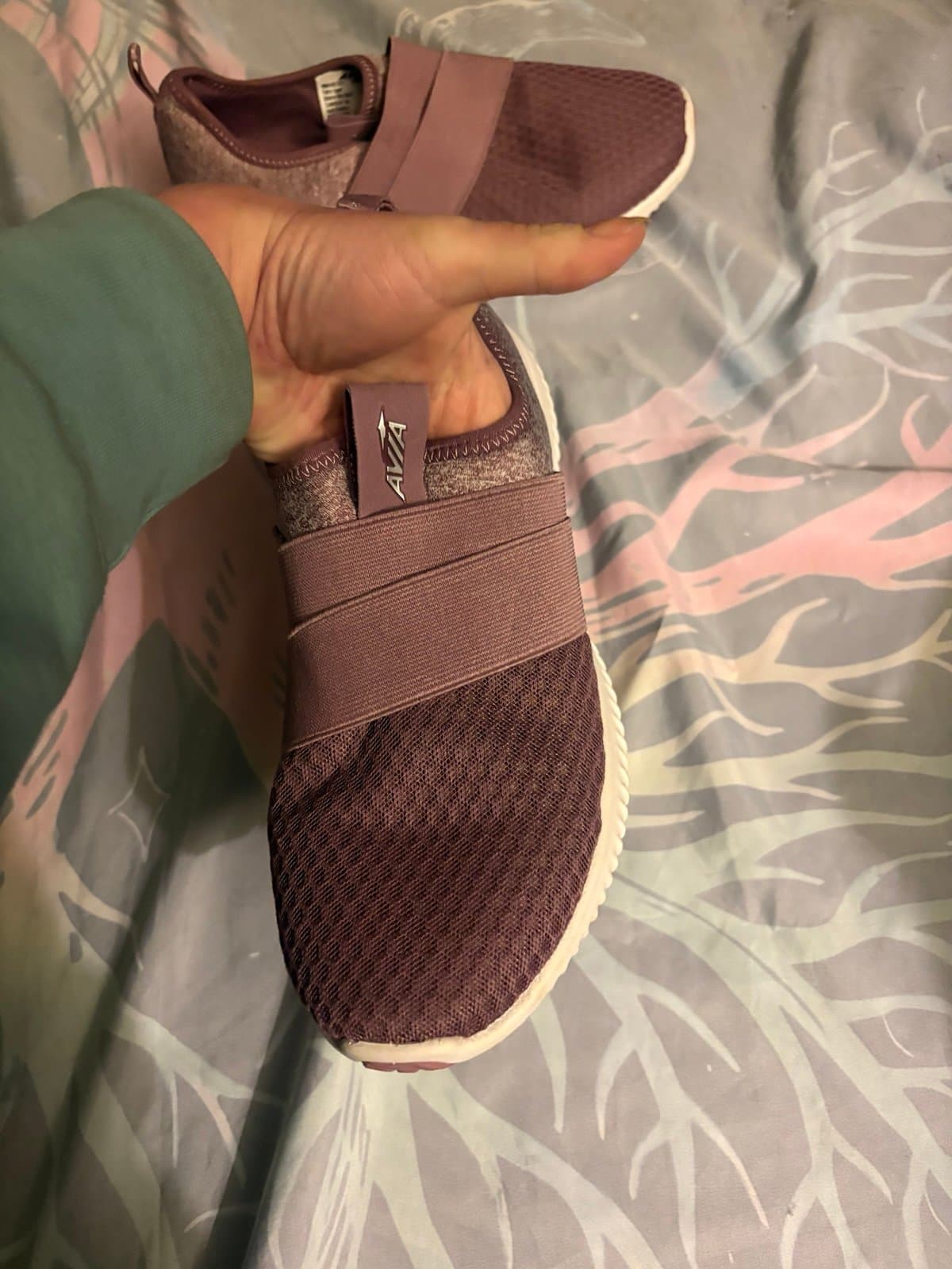 AVIA TENNIS SHOES (NEW)