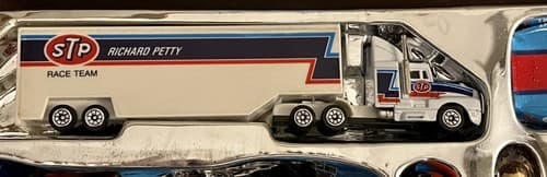 Racing Champions Richard Petty Limited Edition Collectors Set NASCAR Open Box - Thumbnail 2