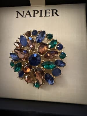 Napier Statement Brooch Multicolor Rhinestones Gold Tone NEW IN ORIGINAL BOX - Thumbnail 3