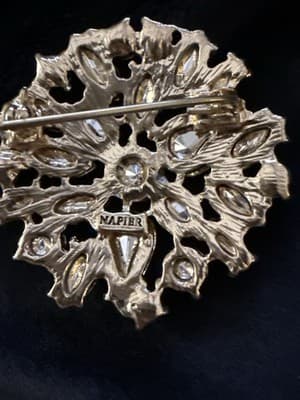 Napier Statement Brooch Multicolor Rhinestones Gold Tone NEW IN ORIGINAL BOX - Thumbnail 4