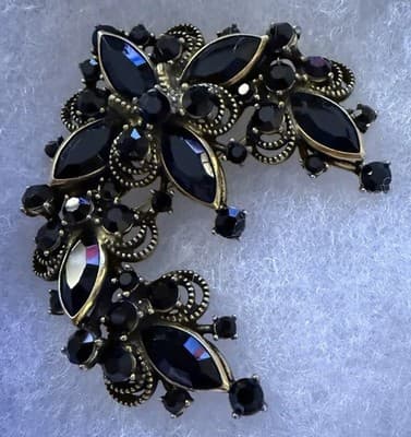 Vintage Black Rhinestone Crescent Brooch Gold Tone Filigree Scrolls 3” Unsigned - Thumbnail 4