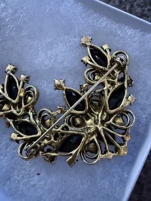 Vintage Black Rhinestone Crescent Brooch Gold Tone Filigree Scrolls 3” Unsigned - Thumbnail 5
