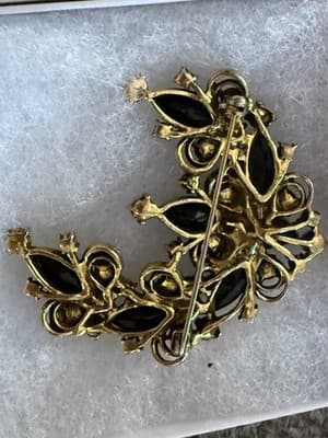 Vintage Black Rhinestone Crescent Brooch Gold Tone Filigree Scrolls 3” Unsigned - Thumbnail 6