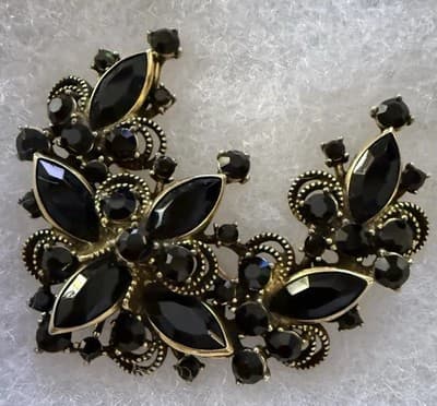 Vintage Black Rhinestone Crescent Brooch Gold Tone Filigree Scrolls 3” Unsigned - Thumbnail 3