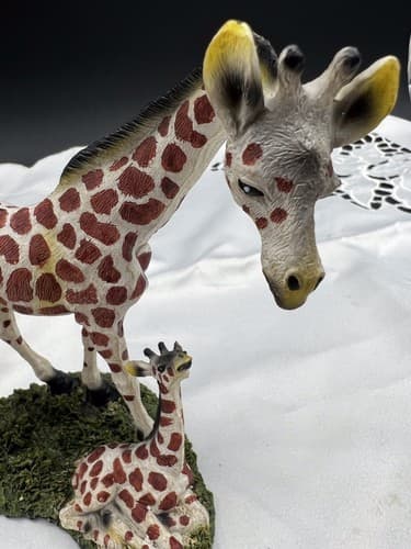 Giraffe with Baby 7” Figurine Room Decor - Thumbnail 2