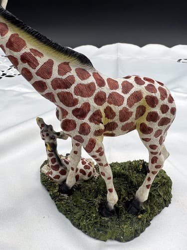 Giraffe with Baby 7” Figurine Room Decor - Thumbnail 4