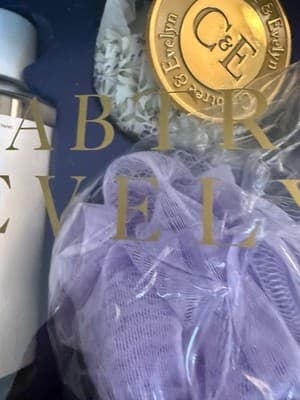 Crabtree & Evelyn 4 pc Wisteria Gift Tin Body Lotion +Body Wash + Soap + Loofah - Thumbnail 3
