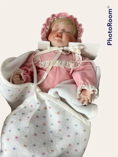 Vintage Knowles Dolls “Elizabeth’s Homecoming “ Fine Porcelain Doll - Thumbnail 3