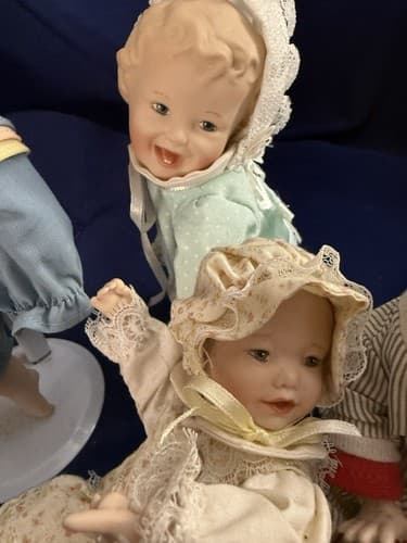 Ashton-Drake Yolanda Bello Porcelain Dolls (Lot of 4) - Thumbnail 4