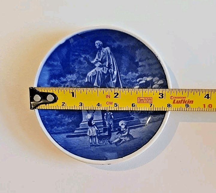 Royal Copenhagen Butterpat Plate Fajance "H.C. Andersen Kongens Have" 48-2010 - Thumbnail 2
