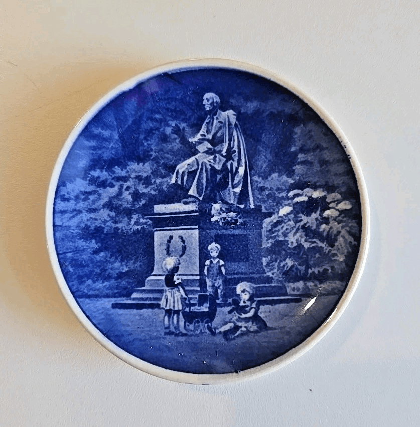 Royal Copenhagen Butterpat Plate Fajance "H.C. Andersen Kongens Have" 48-2010