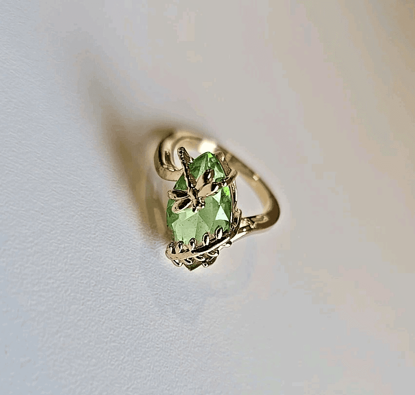 Women's Gold Toned Band Gold Dragonfly Ring Size 10 Green Gem Costume jewelry