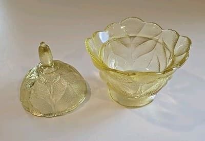 L.E. Smith Glass Canary Yellow Lidded Candy Dish - Thumbnail 5