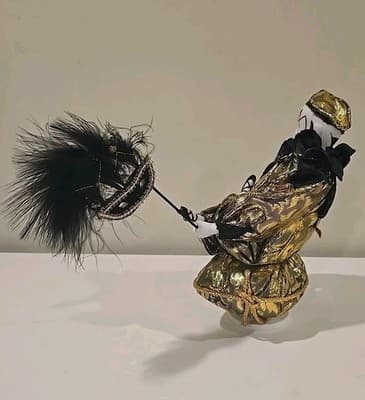 Dolls 1993 - Musical Pierrot - French Mime - Music Box Porcelain - Thumbnail 7