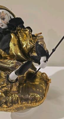 Dolls 1993 - Musical Pierrot - French Mime - Music Box Porcelain - Thumbnail 4