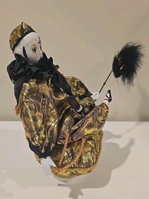Dolls 1993 - Musical Pierrot - French Mime - Music Box Porcelain - Thumbnail 5