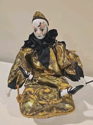 Dolls 1993 - Musical Pierrot - French Mime - Music Box Porcelain - Thumbnail 2