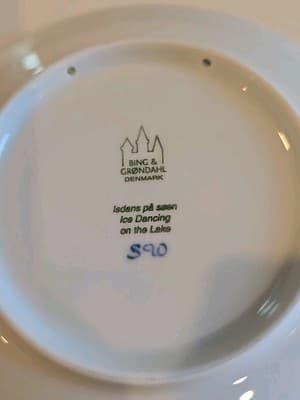 Bing & Grondahl Denmark Christmas Plate 2010 Ice Dancing on the Lake 7" - Thumbnail 4