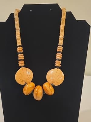 Vintage Fashion Carved Wooden Leaf Chunky Beaded Necklace with Magnetic Clasp - Thumbnail 2