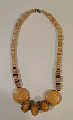 Vintage Fashion Carved Wooden Leaf Chunky Beaded Necklace with Magnetic Clasp - Thumbnail 4