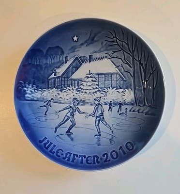 Bing & Grondahl Denmark Christmas Plate 2010 Ice Dancing on the Lake 7" - Thumbnail 2