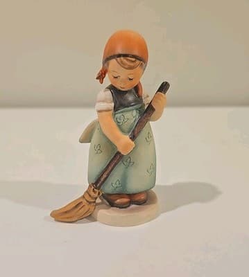 Goebel Hummel Little Sweeper 171 No Crazing! Mint