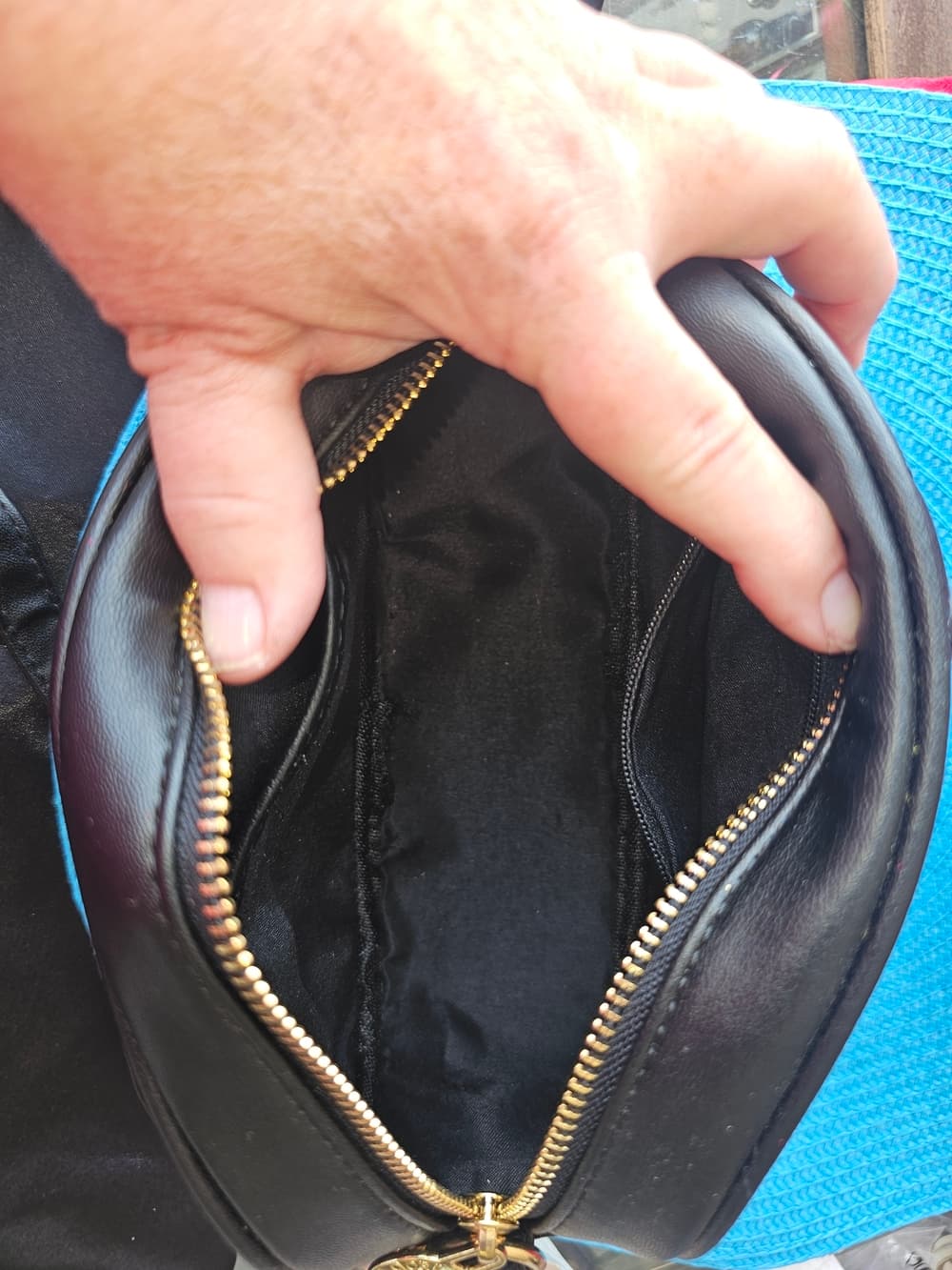 Valentino Quilted Black Crossbody Bag with Gold V Logo - Thumbnail 4