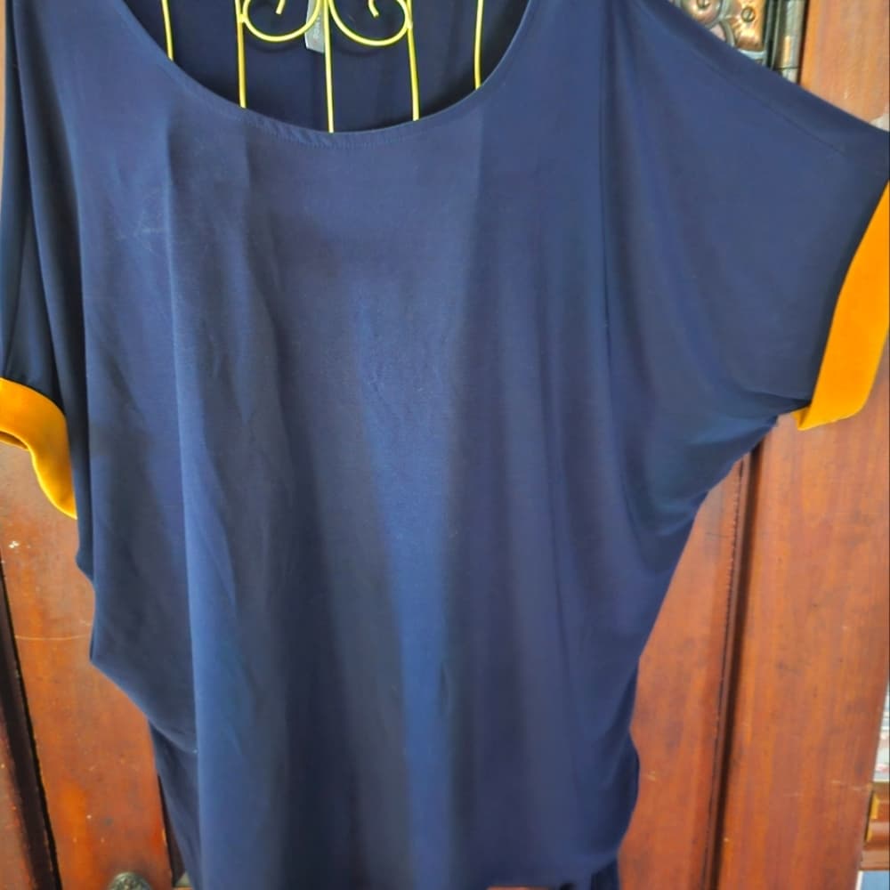 Cute Navy top w/ Gold trim sleeve - Thumbnail 3