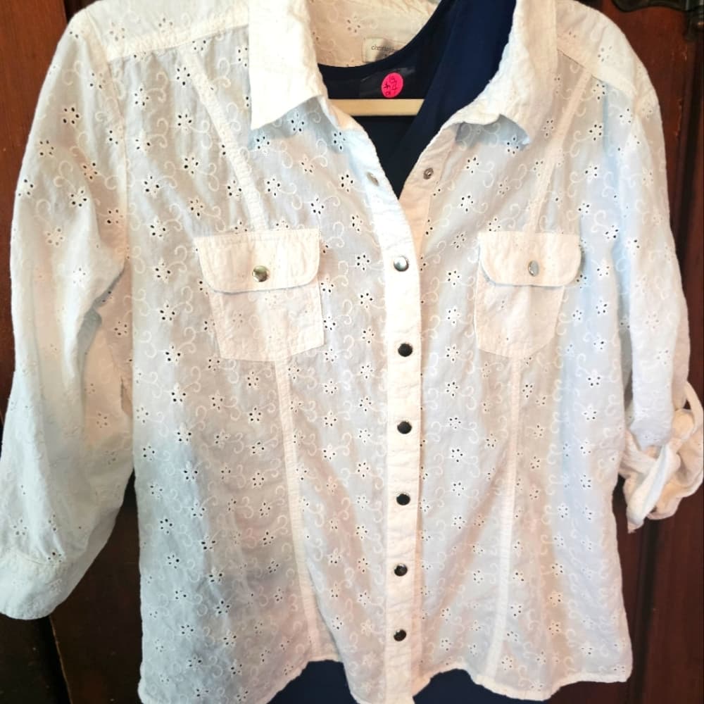 3/4 Sleeve Eyelet Top - Thumbnail 2