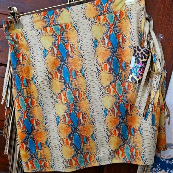 Cute fringed skirt. Runs little small - Thumbnail 3