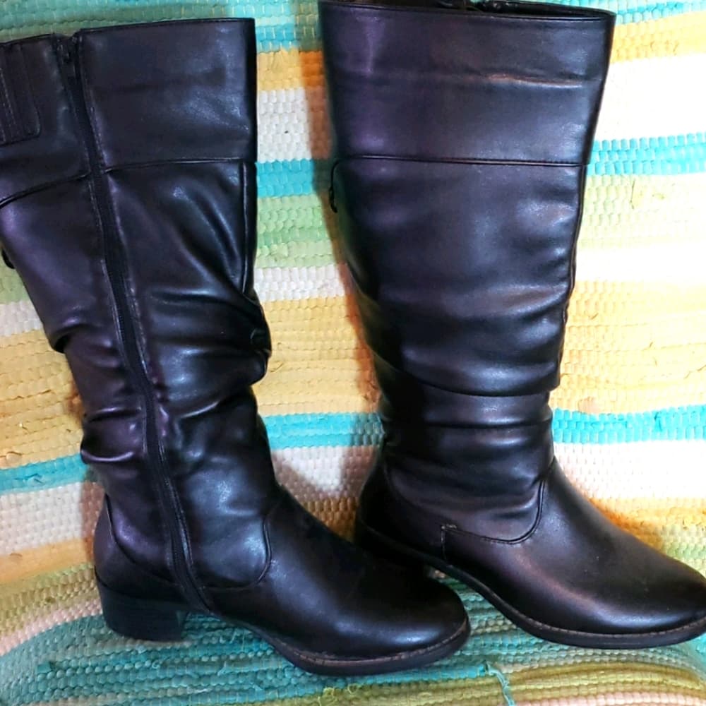 Never Worn 6 1/2 Wide boot - Thumbnail 3