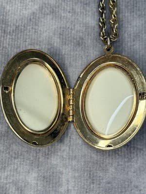Locket Picture Pendant Necklace Faux Jade Stone 18” Length Gold Tone Reversible - Thumbnail 4