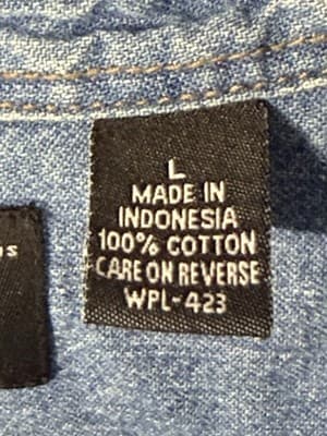 Vintage Levi Red Tab Women’s Long Sleeve Denim Button Up Shirt Medium Wash sz L - Thumbnail 4