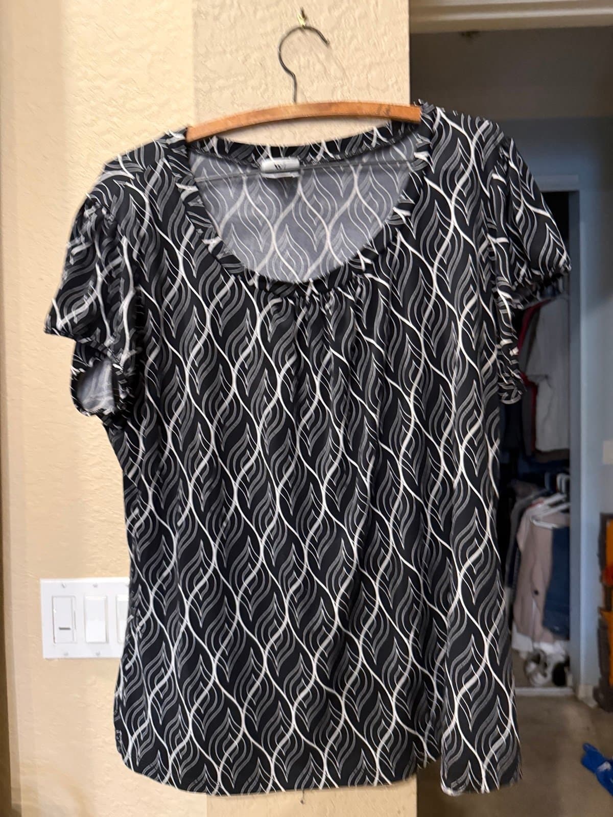 Worthington Woman Stretch Top 1X Black White Wavy Top