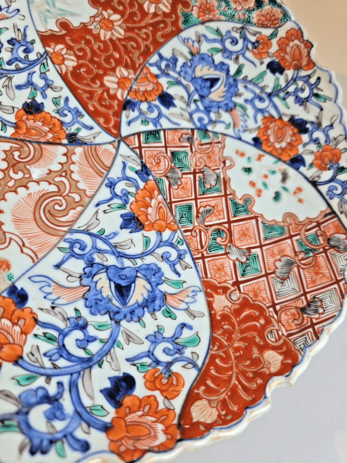 Antique Japanese Meiji Imari Scalloped Fan Plate Red Treasure Vase Mark 11" - Thumbnail 2