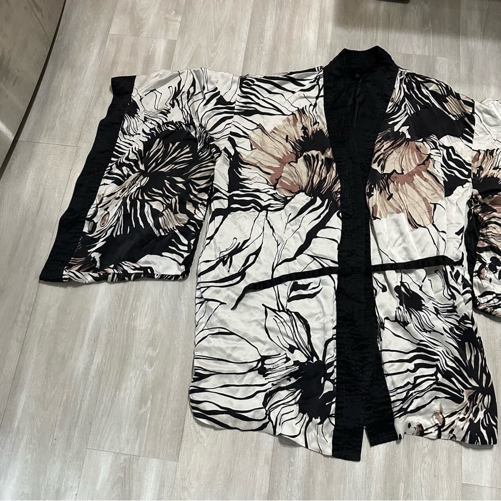 Soma Black & White Patterned Satin Kimono Robe - Thumbnail 2