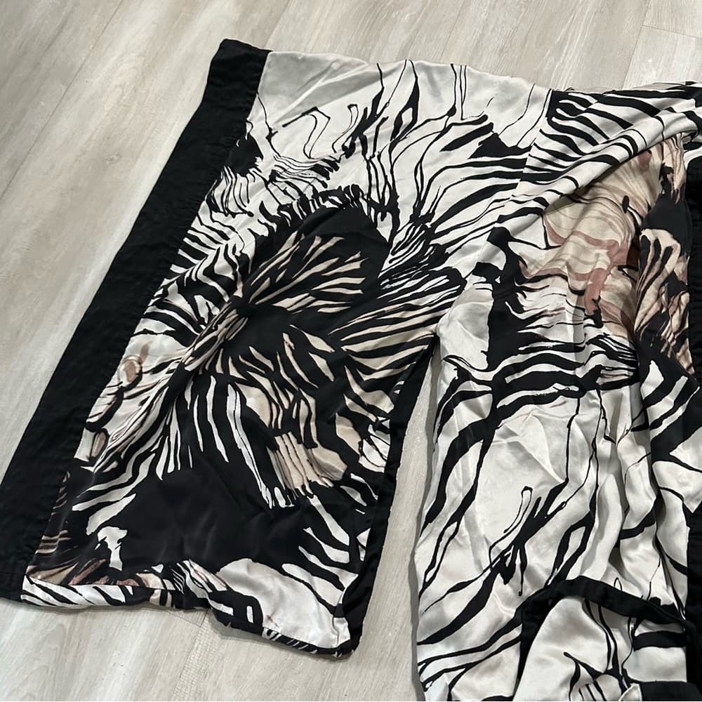 Soma Black & White Patterned Satin Kimono Robe - Thumbnail 5