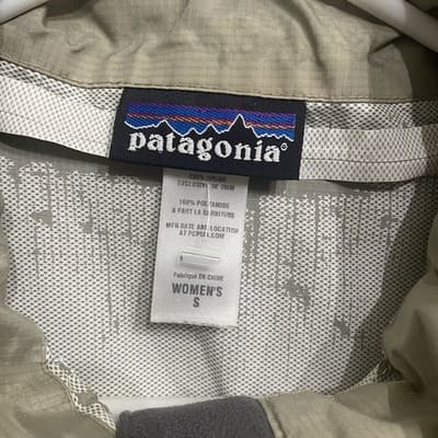 Patagonia Womenspl Khaki Hooded Rain Coat Lightweight windbreaker Outdoor Size S - Thumbnail 7