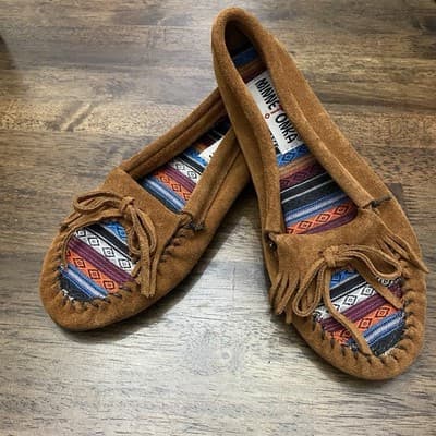 Minnetonka Women’s 8 Moccasins Brown Decorative Accents Rubber Sole