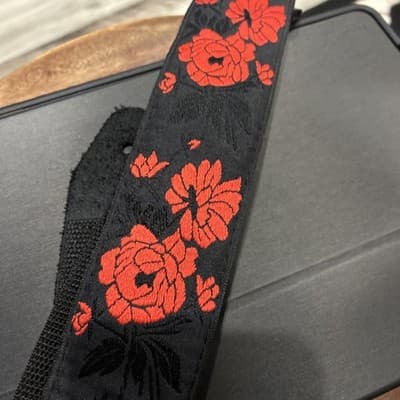 Beautiful Ernie Ball Red Rose Jacquard Guitar Strap 41” To 72” - Thumbnail 4