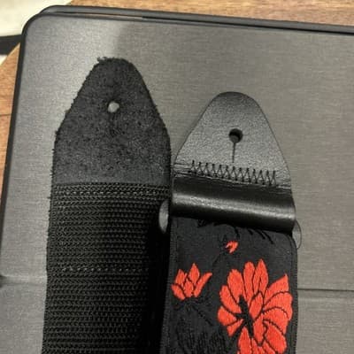 Beautiful Ernie Ball Red Rose Jacquard Guitar Strap 41” To 72” - Thumbnail 3