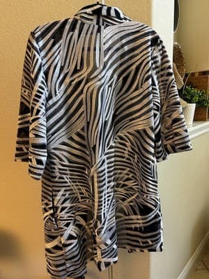 Chico’s Travelers Printed Crushed Jacket Sz 1 (8/10) Dark Navy/Silver 2 pockets - Thumbnail 2