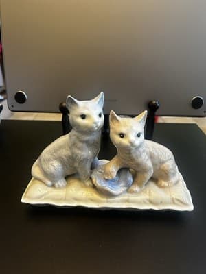 OTAGIRI PORCELAIN CAT FIGURINE Two Cats Sitting On Bed Pillow Vintage - Thumbnail 2