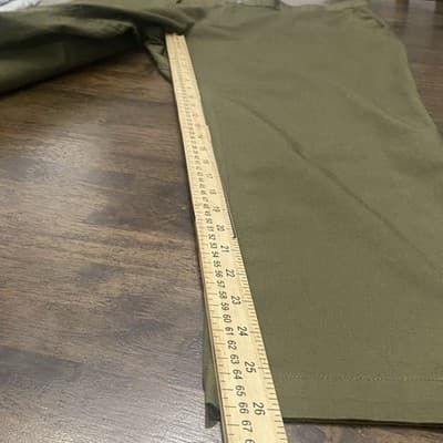FABLETICS Olive Green Zip Pockets Cropped Leg Pant Women’s Waist 38” Inseam 26” - Thumbnail 4