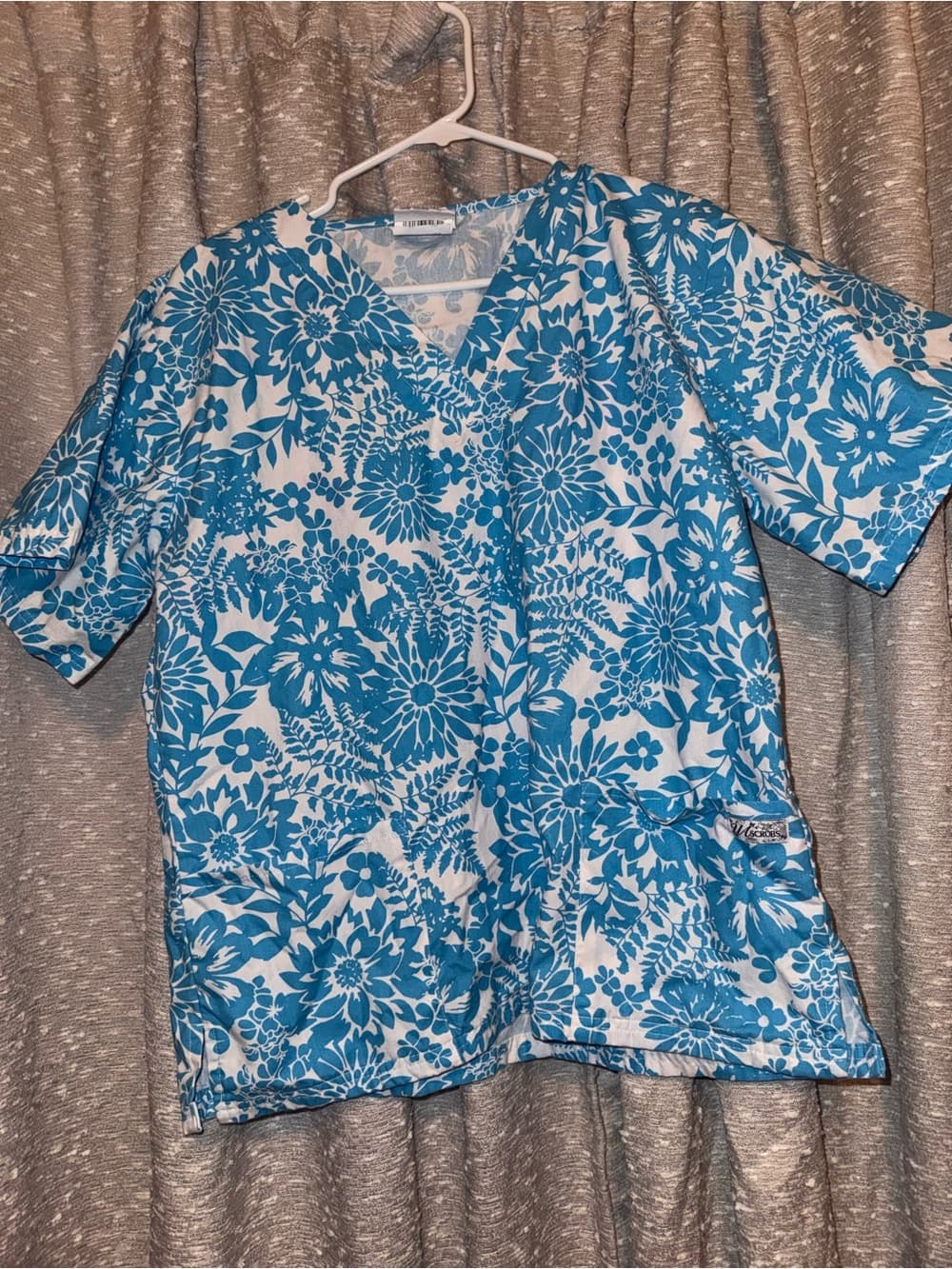 Blue Floral V-neck Medical Scrub Top Nursing Wear medium blue and white size M - Thumbnail 3
